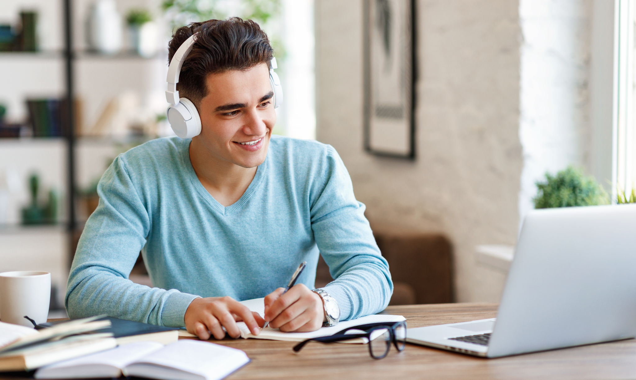 Happy student using America's Professor online insurance course